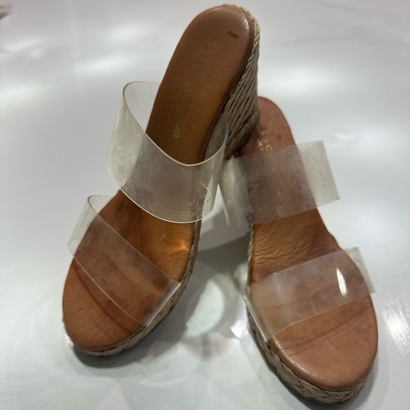 Andre Assous Cream and Brown Sandals Minimalist Design - Picture 1 of 4